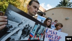 Гасло на мітингу під посольством Чехії у Києві: «1938-2014: історія чомусь навчила?» 10 вересня 2014 року