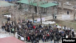 İctimai fəallar Yerevanın mərkəzində parkı mühafizə etmək üçün aksiya keçirən zaman (4 mart 2012)