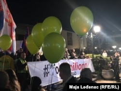 Protestu su se priključili i ljudi i organizacije koje se bave decom obolelom od raka, sa zelenim balonima i zelenim pesnicama