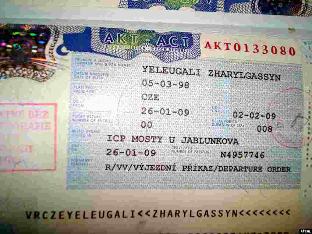 Приказ чешской полиции на депортацию, при этом беженцу, 11-летнему ребенку, дается 8 дней на сбор новых документов. - Отметка в паспорте казахского беженца гласит, что ему выдан приказ чешской полиции на депортацию, при этом ему дается 8 дней на сбор новых документов. 