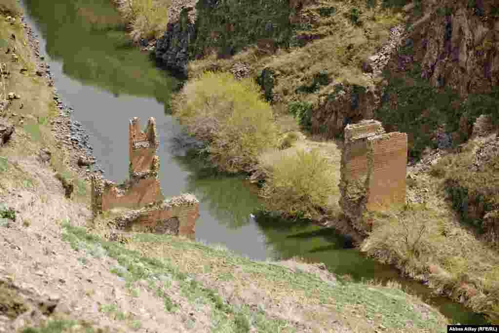 Qərbdən Şərqə gedən ticarət karvanlarının keçdiyi Arpaçay üzərində qədim körpü.