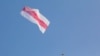 Нацыянальны сьцяг на дроне падчас Жаночага маршу пратэсту. Менск, 18 верасьня.