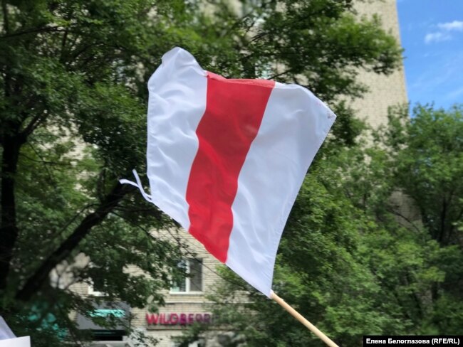 Один из флагов-символов белорусских протестов на сегодняшней акции в Хабаровске