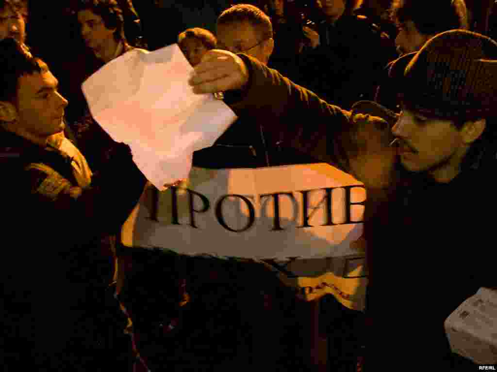 Оппозиционеры собрались на Пушкинской площади в Москве, чтобы демонстративно сжечь свои избирательные бюллетени.