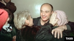 Жена Юрия Шутова обнимает его в зале суда после освобождения под подписку о невыезде. Однако через пять минут его схватит отряд СОБРа, и уже навсегда.