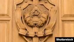 Эмблема КГБ на здании КГБ в Минске. Беларусь, иллюстративное фото