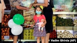 Copil, într-o piață din România pe timpul pandemiei