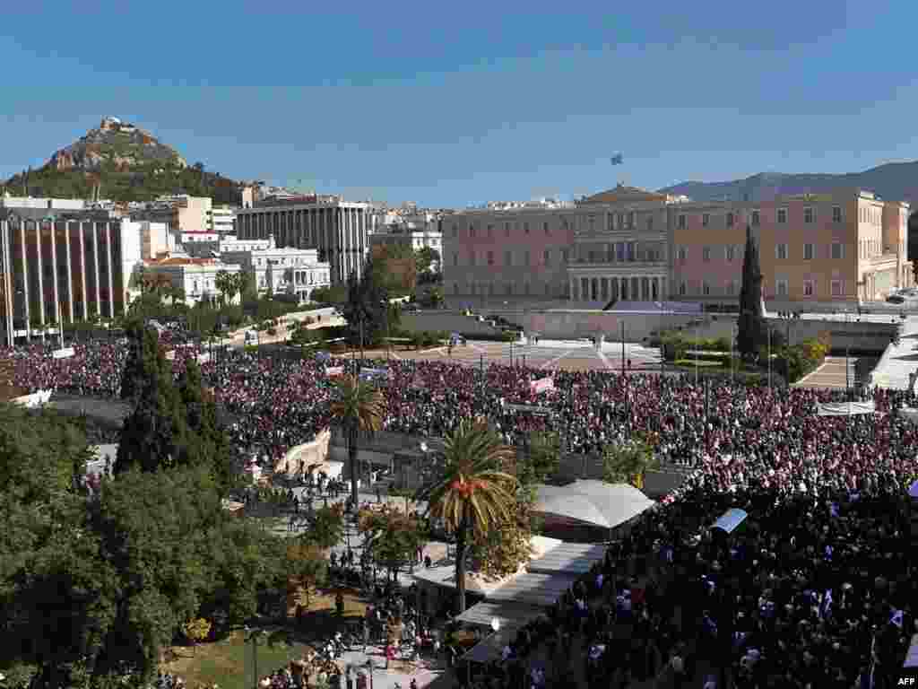 Демонстрации пред грчкиот парламент во Атина 19.10.2011.