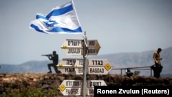 Putokazi i izraelska zastava na Golanu
