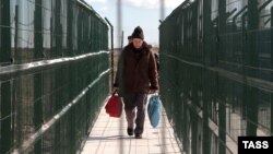 Мужчина пересекает административную границу с Крымом. Иллюстративное фото. 