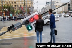 A traffic light toppled by the storm in central Moscow