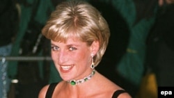 Prințesa Diana a fost atrasă de jurnalistul Martin Bashir într-un amalgam conspiraționist fără vreo legătură cu realitatea, inclusiv prin falsificarea unor documente menite să-i confirme suspiciunile că oameni din anturajul ei ar fi fost plătiți ca să o spioneze.