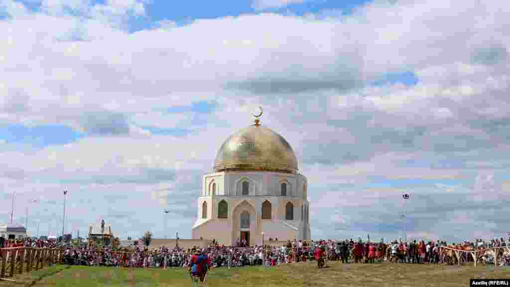 &ldquo;Бөек Болгар-2015&rdquo; фестиваленең төп мәйданында сугыш уеннары барды