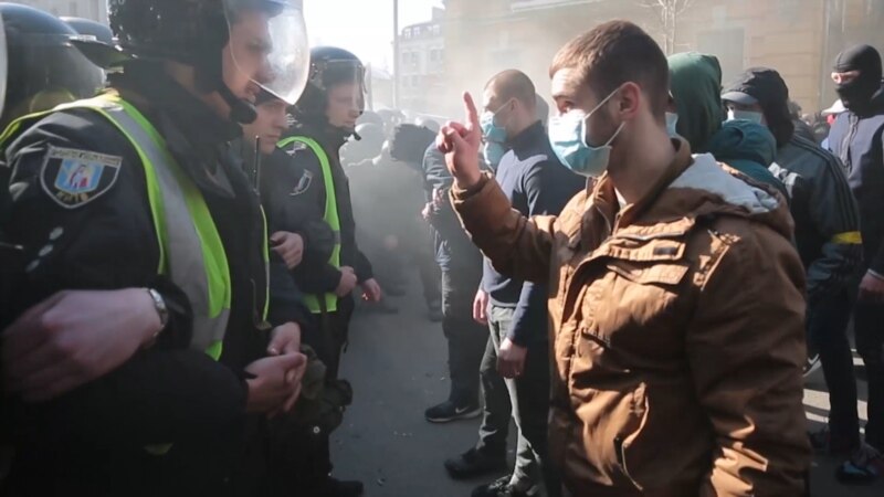 Kiýewde polisiýa aşa-sagçy protestçiler bilen çaknyşdy