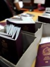 Zahvaljujući neuspješnom uvođenju, do februara je izdato samo 1,3 miliona novih pasoša, što je učinilo međunarodna putovanja praktično nemogućim za stotine hiljada građana.