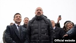 Обидва державні керівники Володимир Зеленський (л) та Денис Шмигаль їдуть на захід України