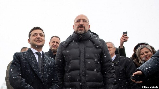 Президент України Володимир Зеленський і на той момент голова Івано-Франківської ОДА Денис Шмигаль на Прикарпатті, 28 грудня 2019 року. Івано-Франківську ОДА Шмигаль очолював з серпня 2019-го до лютого 2020 року