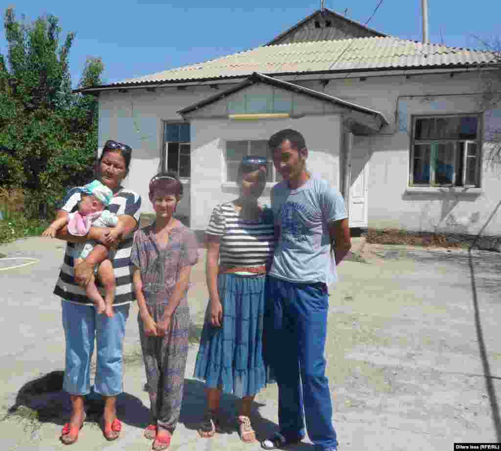 53-летняя Айбоби Дюйсенбэ (слева) переезжает с сыном, снохой и двумя внуками. Сарыагаш, 2 июля 2016 года.