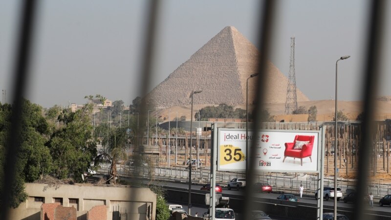 Египетте пирамидалардын жанында туристтик автобус жардырылды