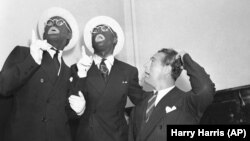 Priredba u Nujorku 1938. na kojoj dva bijela glumca imaju 'blackface'.