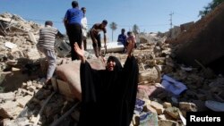 إمرأة عراقية تستجير بعد تفجير إستهدف حسينية في المسيب