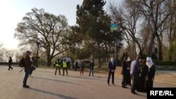 ЗМІ на заходи не запрошували. І на Алеї Слави, і на площі 10 квітня присутня велика кількість правоохоронців