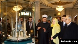 U.S Secretary of State Hillary Clinton visited the Kol Sharif Mosque in Kazan.