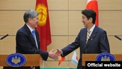 Президент Алмазбек Атамбаев жапон өкмөт башчысы Синдзо Абэ менен жолугушууда. Токио, 27-февраль, 2013.