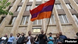 Armenia -- Supporters of Prime Minister Nikol Pashinian block the entrance to the Constitutional Court building in Yerevan, May 20, 2019.