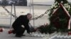 Брат покойного президента, Ярослав Качиньский отдает дань памяти погибшим