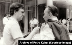 Дисидент Микола Кунцевич бере інтерв'ю в іншого колишнього політичного в'язня Григорія Приходька, Київ, липень 1990 року