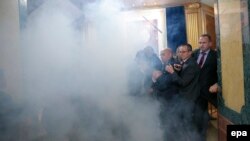 Ispaljen suzavac u Skupštini Kosova, 30. novembar 2015.