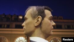 Voštane skulpture predsjednika Dmitri Medvdeva i premijera Putina u muzeju voštanih figura u St. Petersburgu 