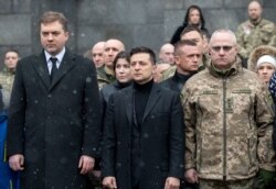 Ministrul apărării Andriy Zahorodniuk (stânga), președintele Volodimir Zelenski (centru) și șeful Statului Ganeral Major Ruslan Homciak, 20 ianuarie 2020