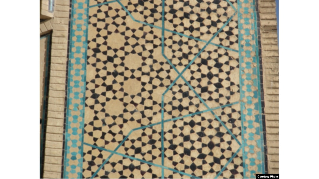گره‌چینی با الگوی شبه تناوبی در کاشی‌کاری مسجد جامع اصفهان.