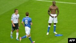 Italiani Mario Balotelli (djathtas) i gëzuar pasi shënoi golin e dytë kundër Gjermanisë