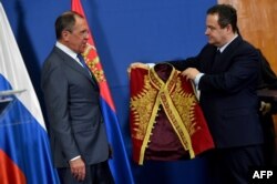 Министр иностранных дел Сербии Ивица Дачич вручает Сергею Лаврову сербский национальный костюм