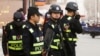 Қашғардағы көшелердің бірінде тұрған қарулы полиция қызметкерлері. Қытай, Шыңжай-Ұйғыр автономиялық өлкесі, 2017 жыл.
