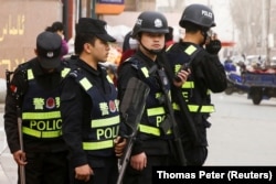 Вооруженные сотрудники полиции в Синьцзяне. 24 марта 2017 года.