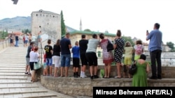 Turisti iz Srbije na mostu u Mostaru
