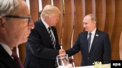 Зустріч президентів США і Росії, Дональда Трампа і Володимира Путіна, під час саміту G20 у Гамбурзі. 7 липня 2017 року