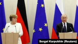 Angela Merkel și Vladimir Putin la o conferință de presă comună, Soci, 18 mai 2018.