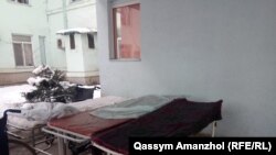 У входа в областную многопрофильную больницу №1 в Алматы, куда доставили часть пострадавших после крушения самлета 27 декабря 2019 года.