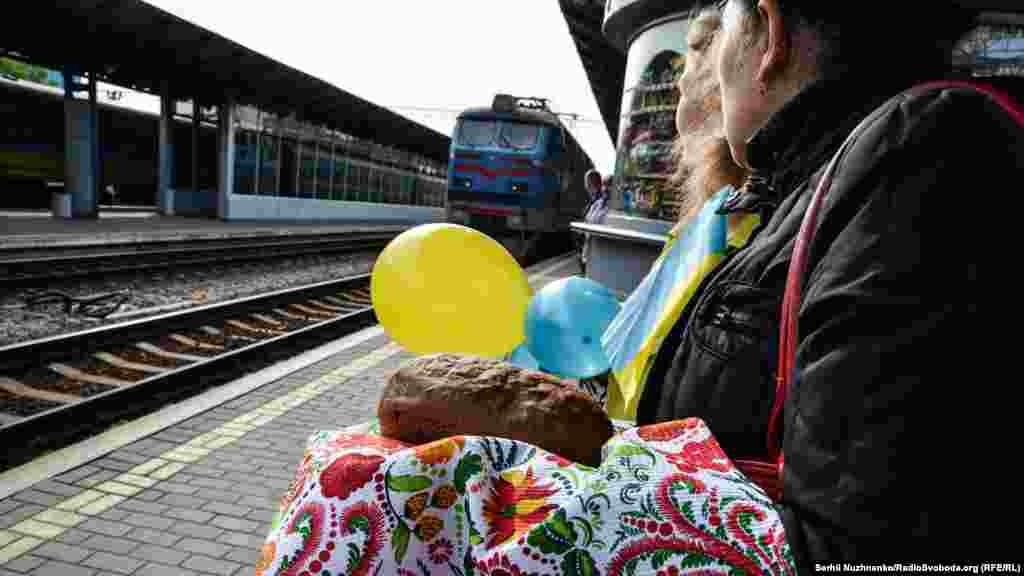 Мама і сестра бійця в очікуванні прибуття потяга