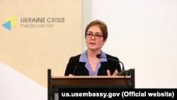 «Уряд США продовжуватиме співпрацювати з будь-яким кандидатом, якого оберуть українці», – сказала посол Марі Йованович