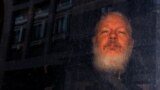 Julian Assange, themeluesi i faqes WikiLeaks, duke u larguar prej një stacioni policor në Londër, në prill të vitit 2019.