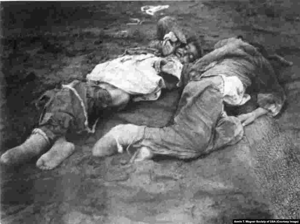 اجساد دو ارمنی در نزدیکی راه آهن بغداد (&nbsp;۱۹۱۵)