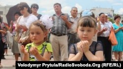 Ukrainians gathered in Simferopol on May 18 to mark the anniversary of the Stalin-era deportation of Crimean Tatars.