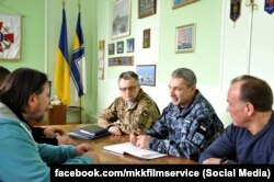Вже історичне фото: перед початком зйомок творча група зустрічається з офіцерами Командування ВМС. Фото зі сторінки у Facebook компанії MKK film service