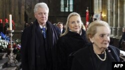 آلبرایت در پراگ به همراه بیل و هیلاری کلینتون در مراسم خاکسپاری واتسلاو هاول در دسامبر ۲۰۱۱